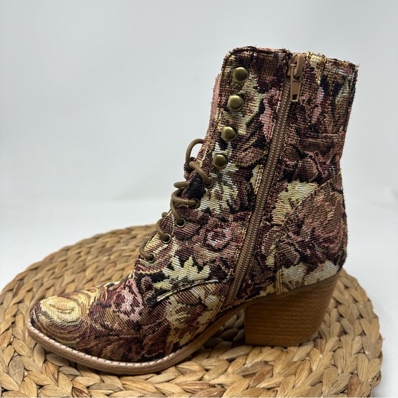 Jeffrey Campbell Women's Elcrom Tapestry Lace Up Heel Bootie Size 7.5 - Picture 3 of 10